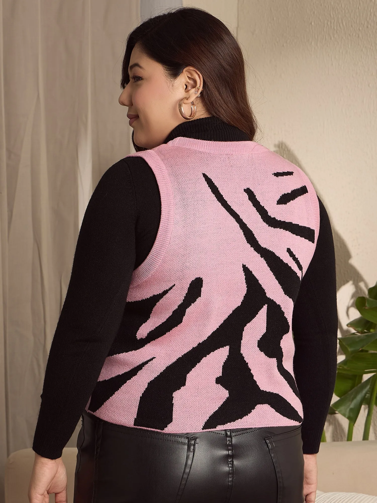 Berrylush Curve Women Pink & Black Abstract Printed Round Neck Sleeveless Acrylic Ribbed Hem Regular Sweater
