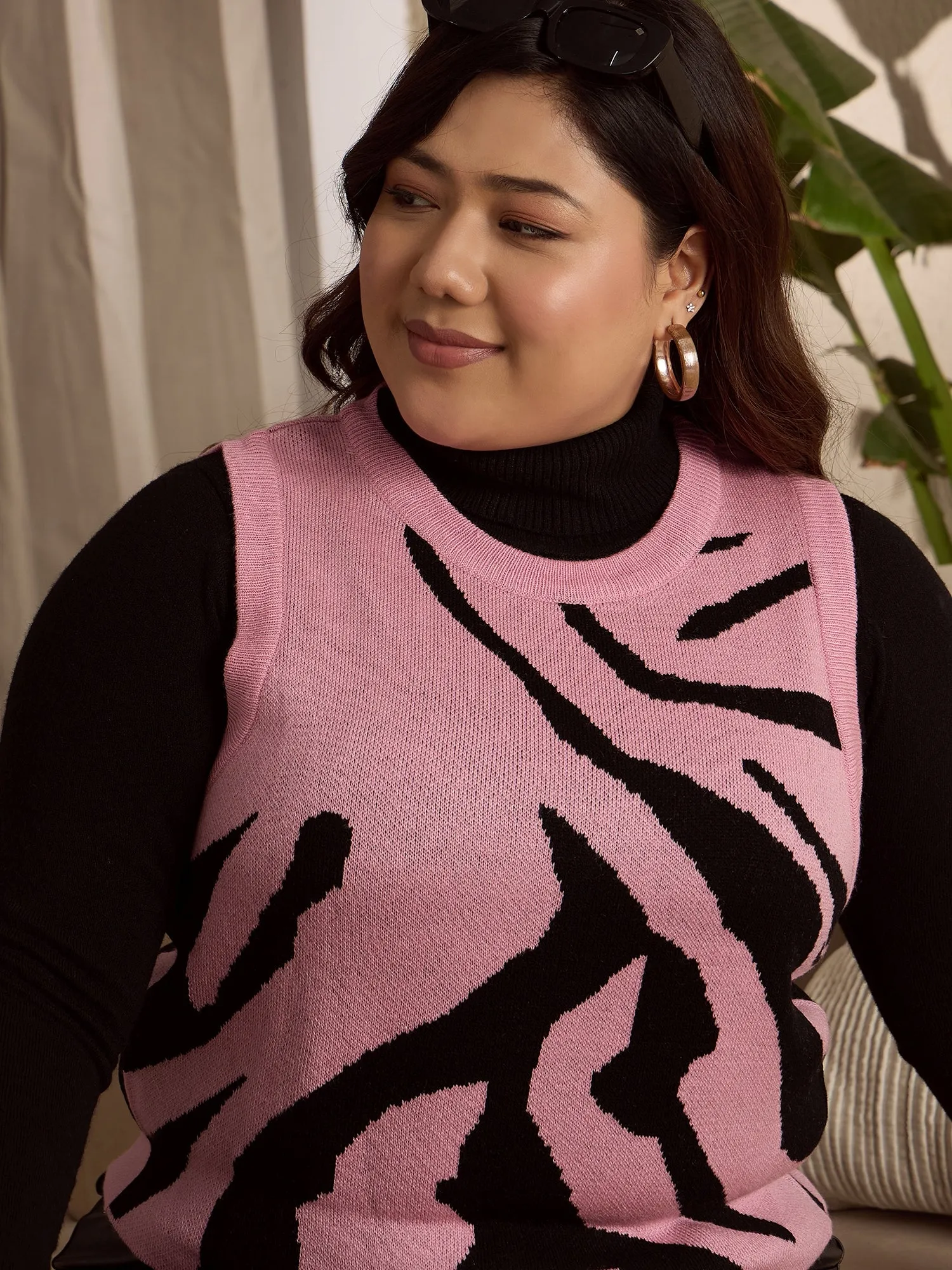 Berrylush Curve Women Pink & Black Abstract Printed Round Neck Sleeveless Acrylic Ribbed Hem Regular Sweater